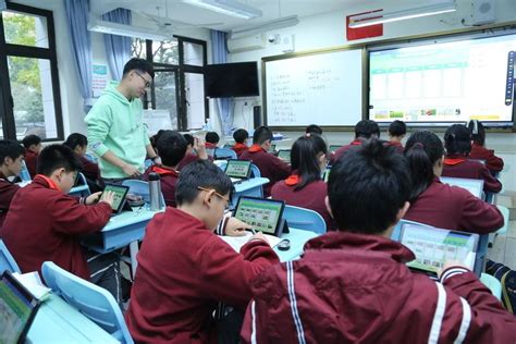 学生使用智能学习终端开展个性化学习实景图 的图像结果
