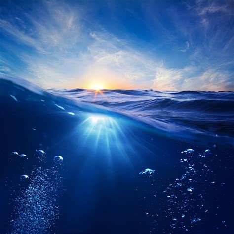 波澜壮阔的蓝色海水高清图片