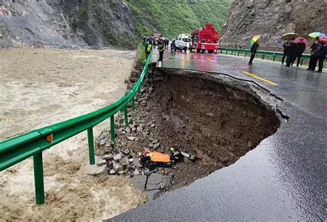 大雨成灾！陕西多地道路塌方，有人掉进深坑