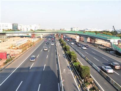 跨G60沪昆高速匝道桥完成吊装--松江报