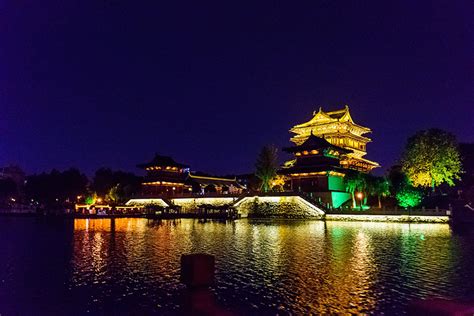 2021凤城河是绝对值得一看的泰州景点之一，尤其推荐大家夜游凤城河。波光粼粼的迎春桥夜景。梅园（梅兰芳公园）_凤城河风景区-评论-去哪儿攻略