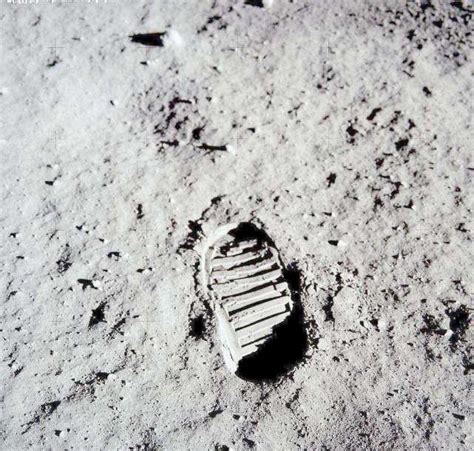 第一个登上月球的人是谁，留下的神秘脚印又是谁的？争议有结果了！