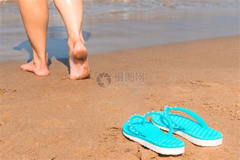 赤脚女孩不穿鞋去海边高清图片下载-正版图片303269944-摄图网