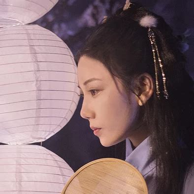 古风头像女生执扇高清图