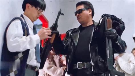 逃学威龙2：你从未见过的吴孟达，手持喷子追杀黑帮，枪枪夺命真精彩！_凤凰网视频_凤凰网
