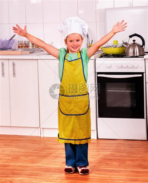 快乐的小女孩用美食做饭烹饪食物土豆微笑童年孩子午餐厨师乐趣青年高清图片下载-正版图片320868955-摄图网