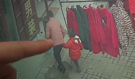 网民拍下被拐卖男童乞讨照片 家人追踪两年未果_新闻中心_新浪网