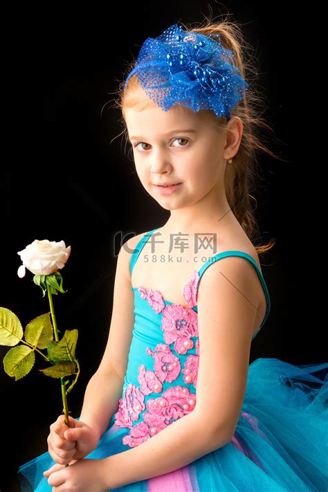 拿着一朵小花的女孩素材图片免费下载-千库网