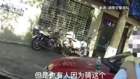 女孩被摩托撞倒，公交司机停车奔上前救助_七环视频_澎湃新闻-The Paper