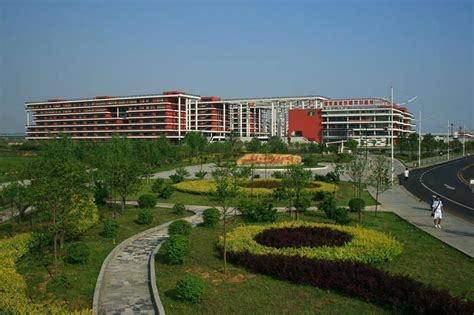 武汉职业技术学院开学第一天：师生员工精神饱满 各项工作秩序井然 --中国教育在线湖北站