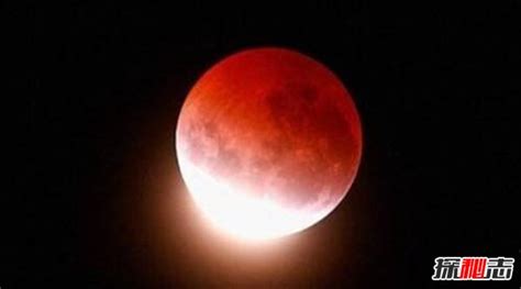 满血的月亮回到剪影屋顶上高清图片下载-正版图片505399436-摄图网