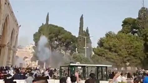 现场视频！以色列警察与巴勒斯坦人在耶路撒冷圣殿山爆发冲突_凤凰网视频_凤凰网