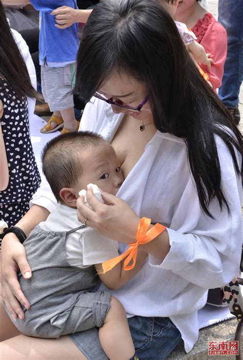 三坊七巷再现“哺乳快闪” 呼吁关注母乳喂养 - 视点聚焦 - 福建妇联新闻