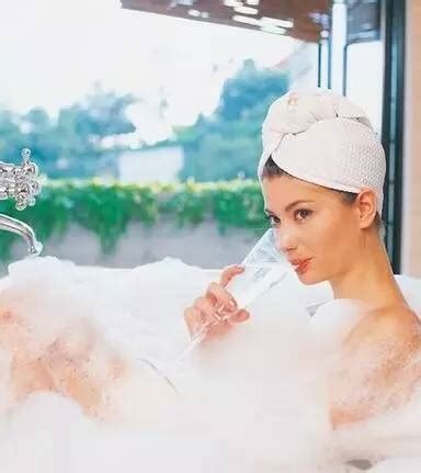 女人在浴缸里洗澡高清图片下载-正版图片501439319-摄图网