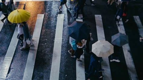 台北台湾-行人过马路在雨天视频素材_ID:VCG42N886511474-VCG.COM