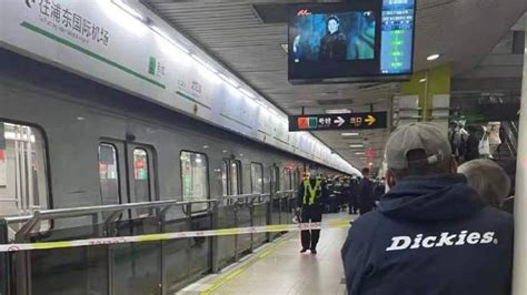 进入上海地铁2号线线路男子，经120确认已死亡_凤凰网视频_凤凰网