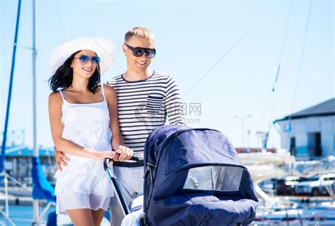 可爱的白种人夫妇抱着孩子走高清图片下载-正版图片502410043-摄图网