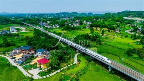 重庆梁平：高铁驶过美丽乡村-人民图片网