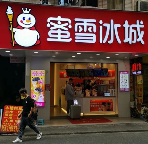 实探蜜雪冰城首家集合店：除奶茶外，还卖瓜子、炸串 | CBNData