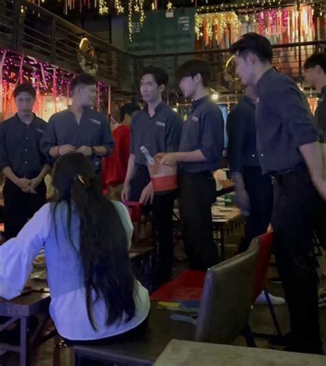 之前非常火爆需要排队预约的泰国男模餐厅……|男模|泰国|餐厅_新浪新闻