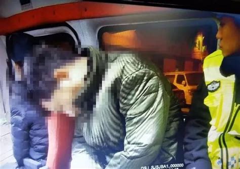2名“酒司机”路上睡着了，一个停在快车道一个撞上马路牙_武汉_新闻中心_长江网_cjn.cn