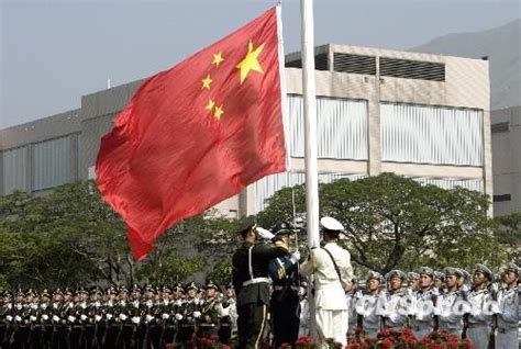 驻港部队举行升旗仪式庆祝香港回归20周年|驻港部队|升旗仪式|军营_新浪新闻