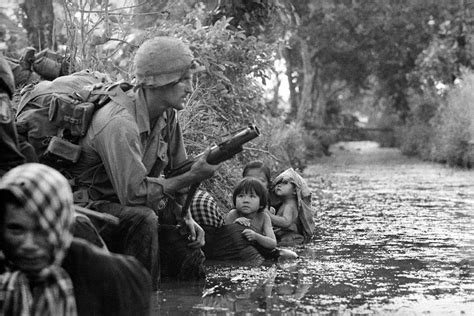历史上的今天10月5日_1968年越战期间，美国海军陆战队进驻越南溪山基地。