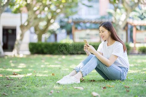 女生躺着玩手机图片