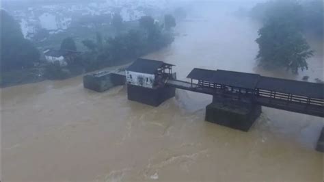 为防大桥被洪水冲走 安徽马鞍山一火车压停在桥上_凤凰网视频_凤凰网