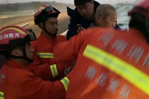 7旬老人掉入6米深水沟，被救后下跪感谢消防员！