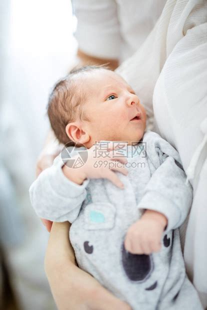 刚出生的婴儿男孩在母亲的怀抱中可爱的小高清图片下载-正版图片504087801-摄图网
