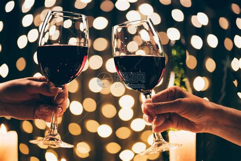 两名女在bokeh面前用红葡萄酒和杯子连结玻高清图片下载-正版图片502596081-摄图网