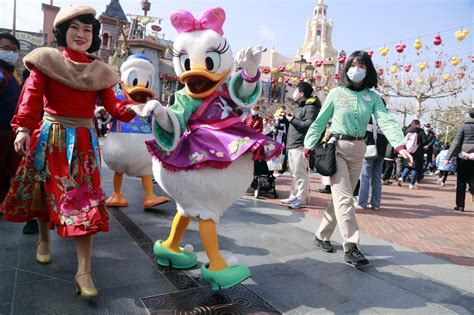 上海迪士尼开启新春模式 浓浓“年味”吸引游客|上海迪士尼|游客|米奇_新浪新闻