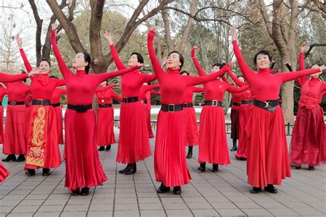 广场舞《我爱的人儿在新疆》每天跟着跳一跳，放松心情锻炼身体_凤凰网视频_凤凰网