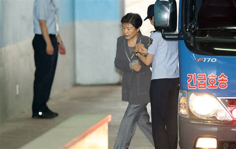 朴槿惠穿凉鞋受审 狱警搀扶下一瘸一拐走向法院_手机凤凰网