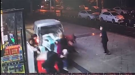 揭阳一越野车碰撞车辆行人致2死3伤 涉事司机已被警方控制_凤凰网视频_凤凰网