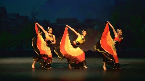 少数民族舞蹈群舞《索玛花开》特色彝族舞蹈视频