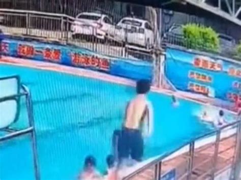 广东一孩子游泳馆内溺水,妈妈着急跳下,救生员狂奔冲入水中救起|救生员|溺水|游泳馆_新浪新闻