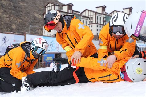 乌鲁木齐：雪山救援演练锤炼应急处置能力-人民图片网