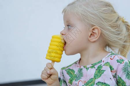 小女孩吃冰淇淋高清图片下载-正版图片502527131-摄图网