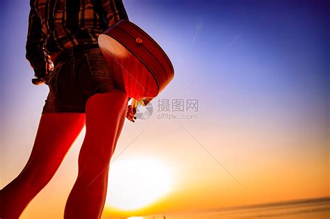 日落时的女人着四弦琴高清图片下载-正版图片300019997-摄图网