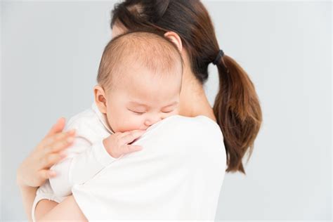 三个月婴儿能竖着抱吗（新生儿多大可以竖着抱）-幼儿百科-魔术铺