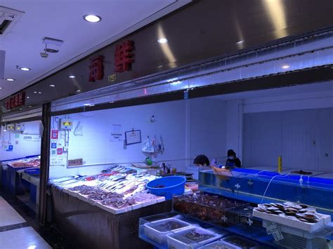 鱼货市场售花鲢鱼，鱼头鱼尾分开了卖，哪样买才划算？