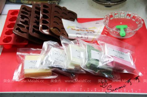 “做一颗巧克力，享一份甜蜜，” ——校工会、妇联举办“三八节”巧克力制作活动