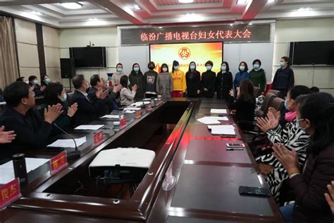 人民日报、临汾广播电视台报道我院236爱心社“为‘艾’发声，我们一直在路上”百人手语操表演活动-物信学院