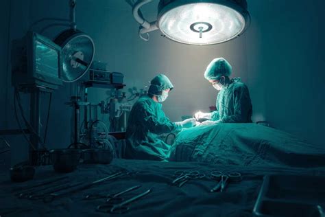 外科医生图片-做手术的两个外科医生素材-高清图片-摄影照片-寻图免费打包下载