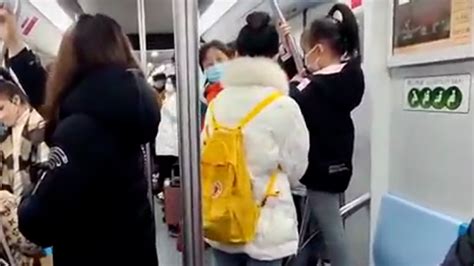 孩子踩上海地铁座位家长不制止 乘客直言“你不教育我来教育”_凤凰网资讯_凤凰网
