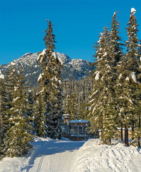 通往冬季滑雪胜地旅游庇护所的道路高清摄影大图-千库网