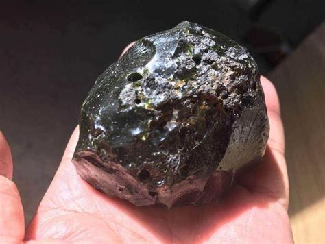 玉石碎石头,中最贵的石头35亿,啥样的石头是玉石原石_大山谷图库