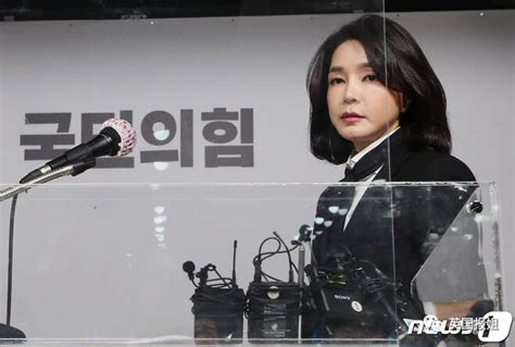 韩国总统夫人又被喷？走红毯抢老公风头，拍照风格模仿女明星 - kin热点